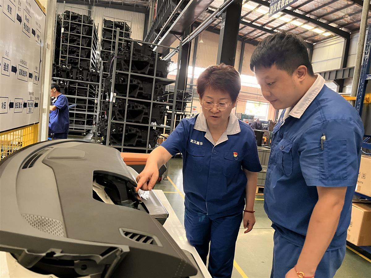 高温一线探访:武汉嘉华生产车间安装30多台冷风机,饮品不限量供员工畅饮